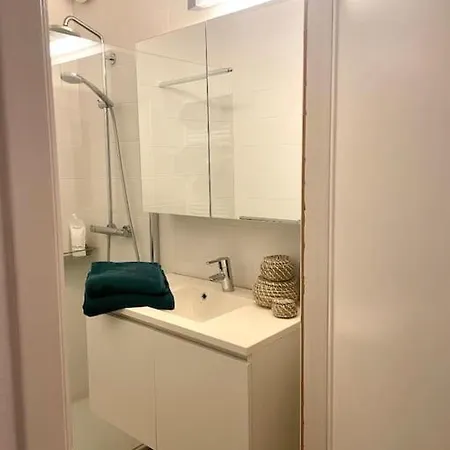 Spacious Mid-Century Design Apartment Close To The Beach & City Centre