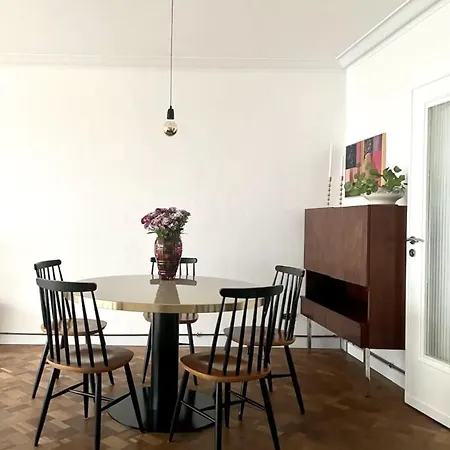 Spacious Mid-century Design Close To The & Centre Apartment *