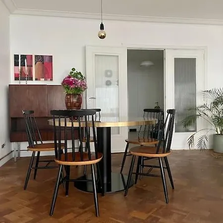 Spacious Mid-Century Design Apartment Close To The Beach & City Centre