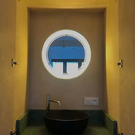 Spacious Mid-century Design Close To The & Centre *
